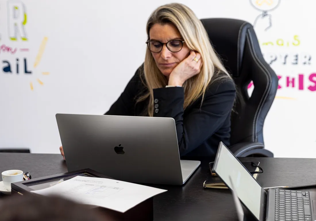 Une participante concentrée sur son ordinateur pendant l'exercice.