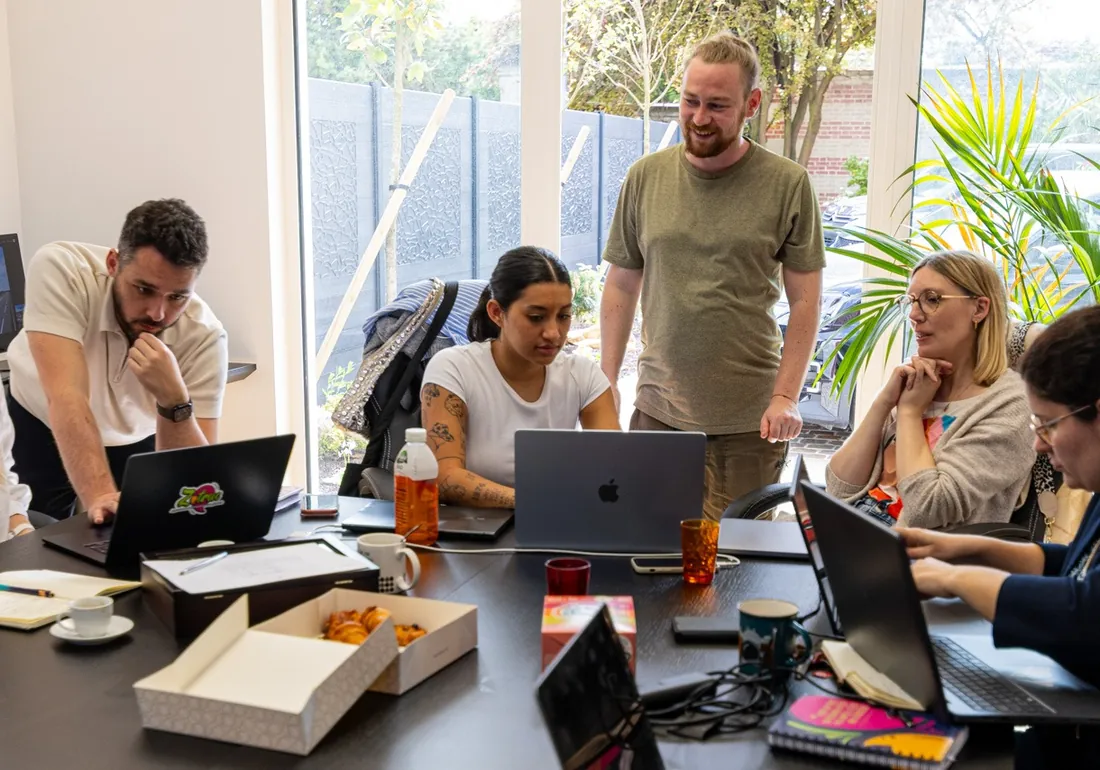 Les participants réunis autour d'un écran pendant l'atelier.