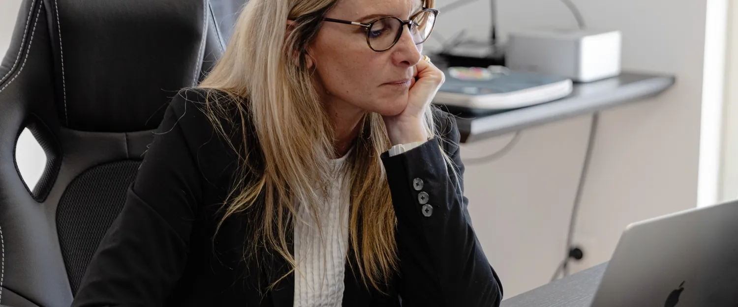 Une participante applique ce qu'elle vient d'apprendre sur son propre projet.