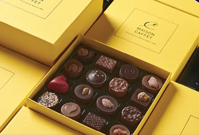 Un coffret de chocolats de la Maison Caffet, ouvert sur ses ganaches.