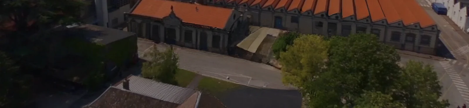 Vue aérienne par drone d'un site industriel et de ses silos.