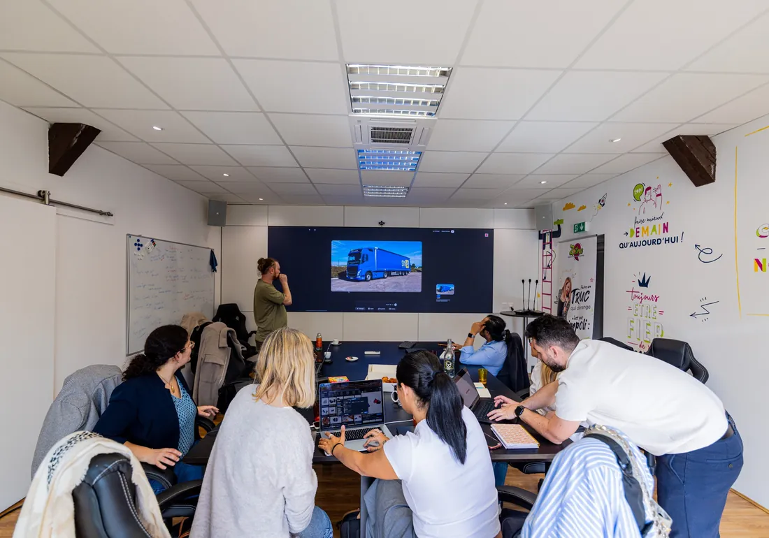 Le formateur circule entre les participants pendant la mise en pratique.