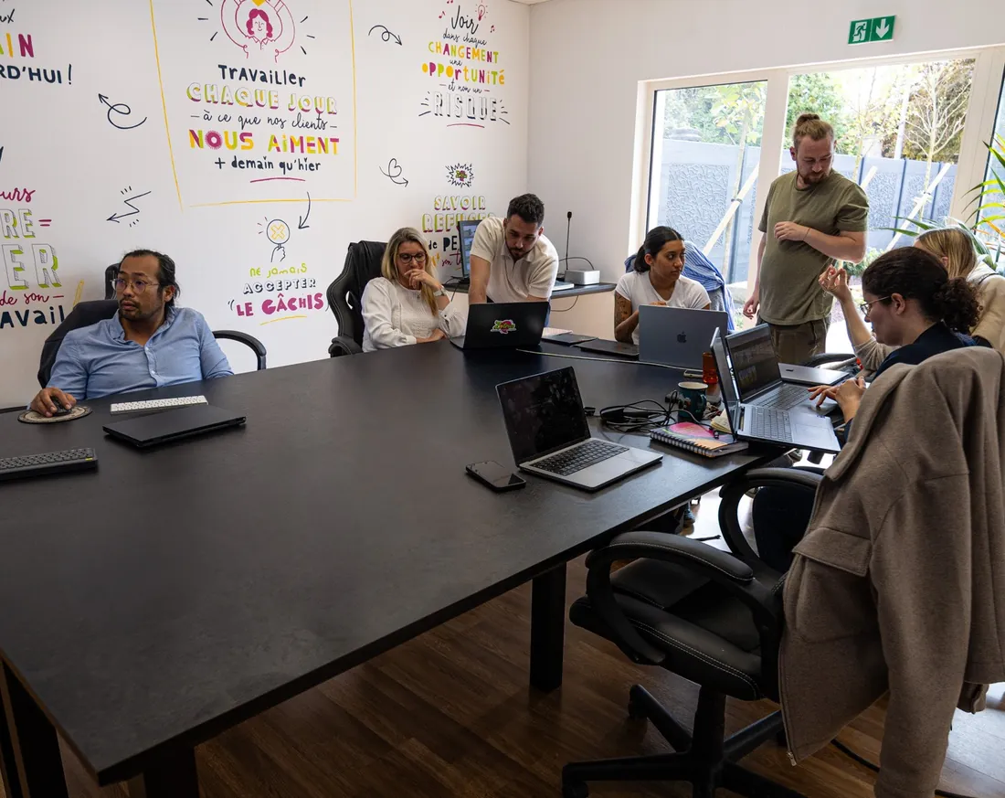 La grande table de formation, chaque participant installé avec son matériel.