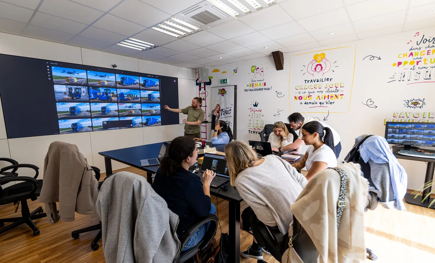 La salle de formation Zetruc, écran mural allumé, les participants installés face à l'écran.