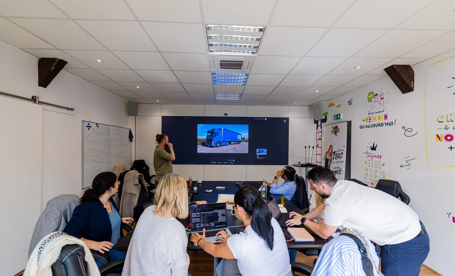Le formateur circule entre les participants pendant la mise en pratique.