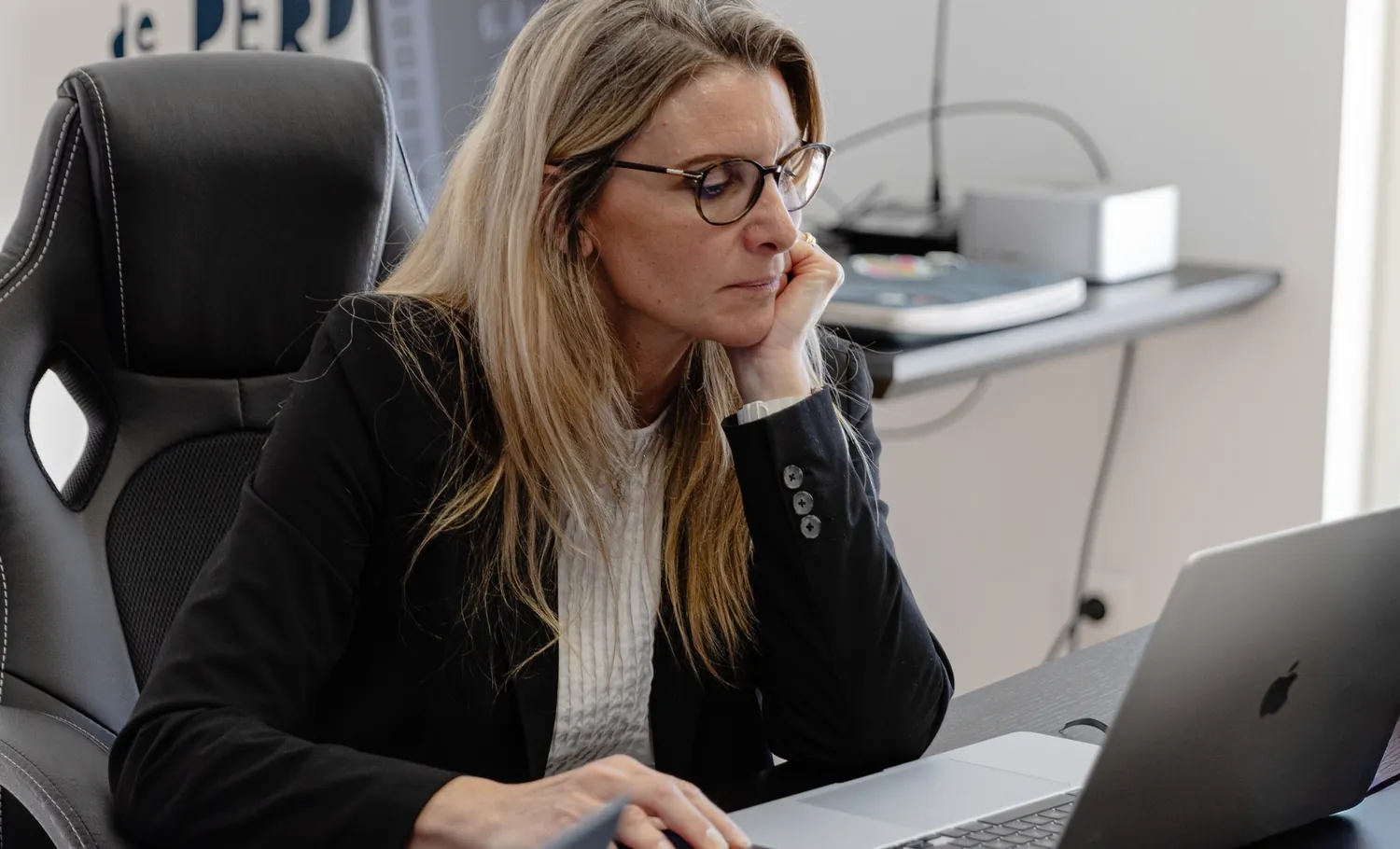 Une participante applique ce qu'elle vient d'apprendre sur son propre projet.