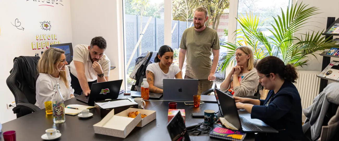 Les participants travaillent en groupe autour de leurs ordinateurs pendant l'après-midi de pratique.