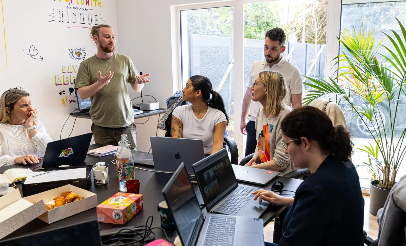 Une session de formation Zetruc : le formateur debout, les participants au travail sur leurs portables.