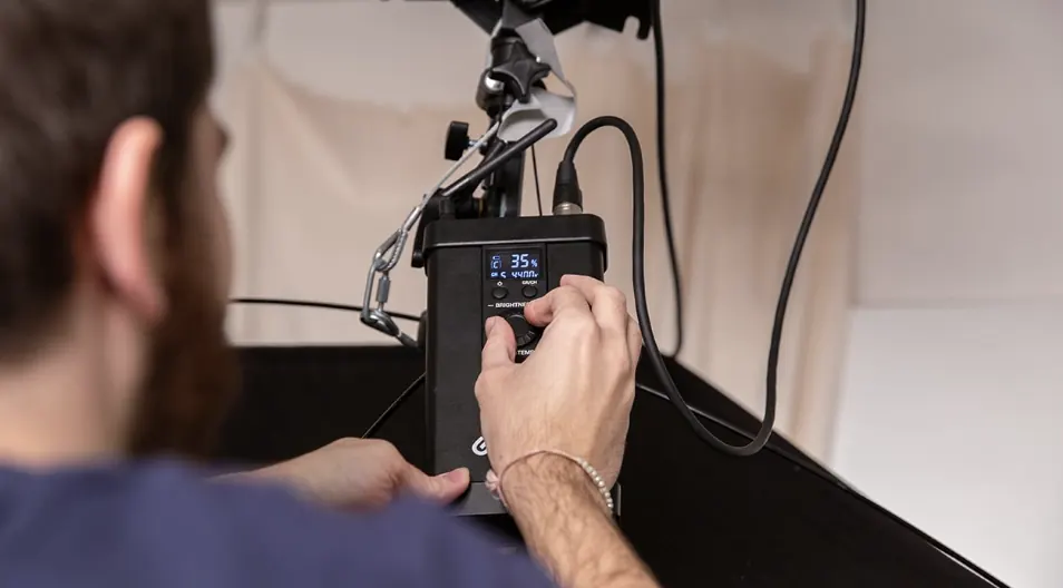 Réglage d'un enregistreur audio pendant un tournage.
