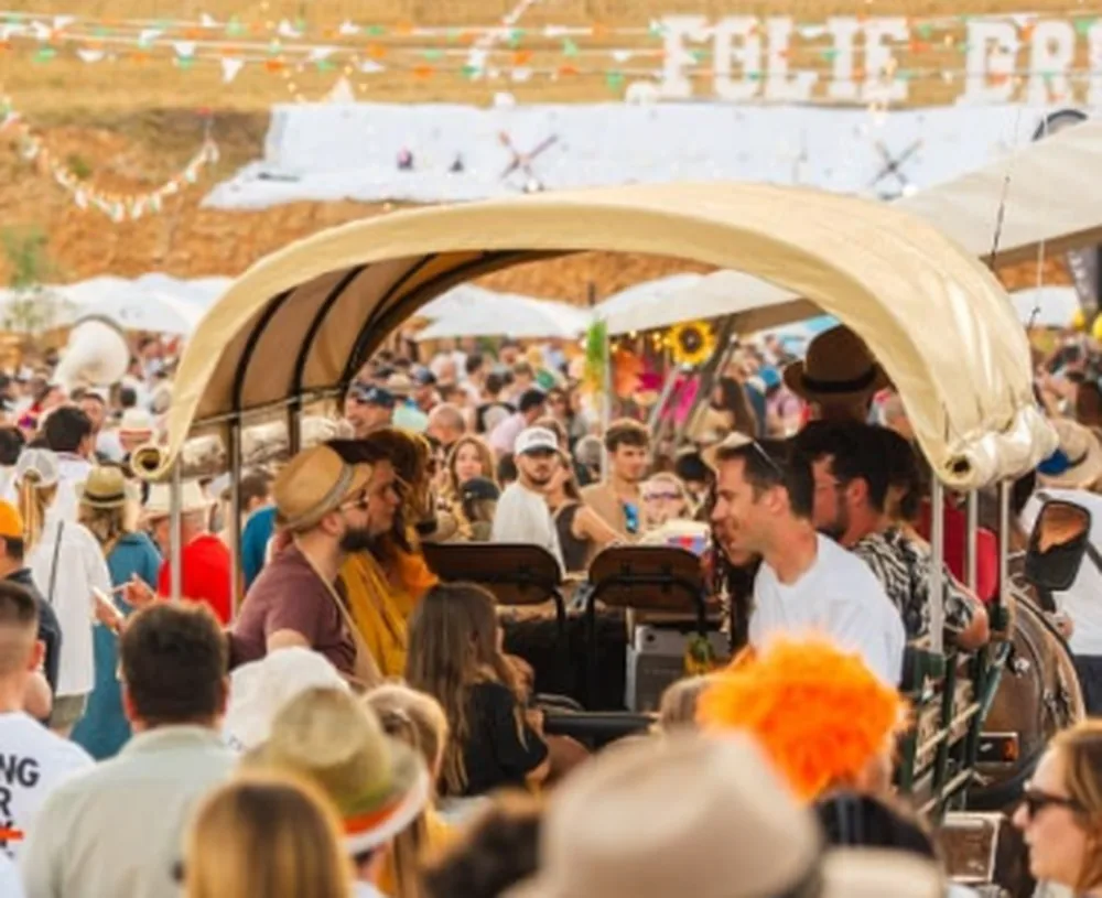 Visiteurs et stands sous les fanions lors d'une édition de La Route du Champagne en Fête.