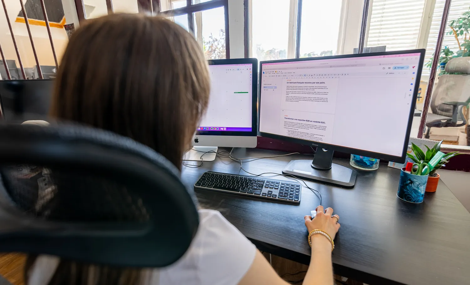 Écrans d'analyse de positionnement dans les bureaux de l'agence.