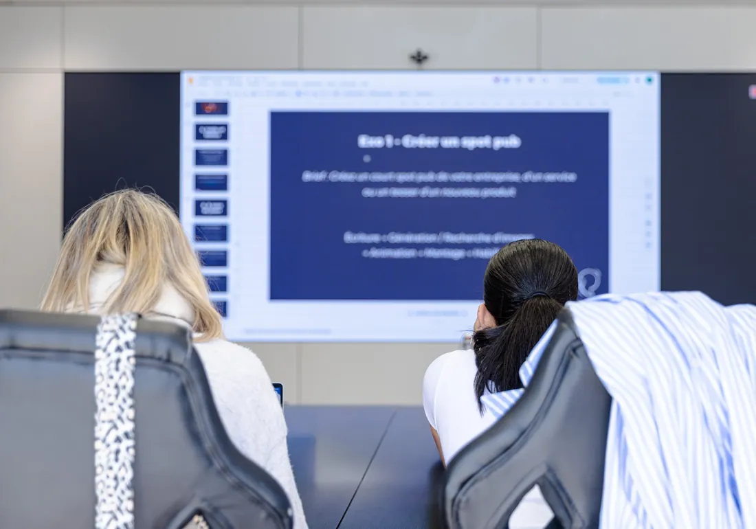 Écran de travail dans les bureaux de l'agence de Troyes.