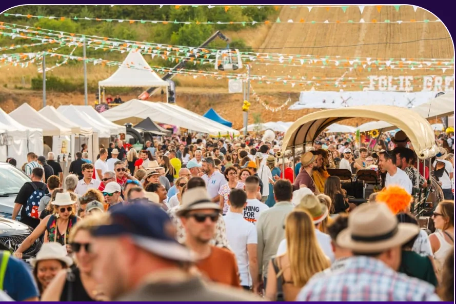 La foule d'une édition de la Route du Champagne en Fête, entre les stands et les arches du village.