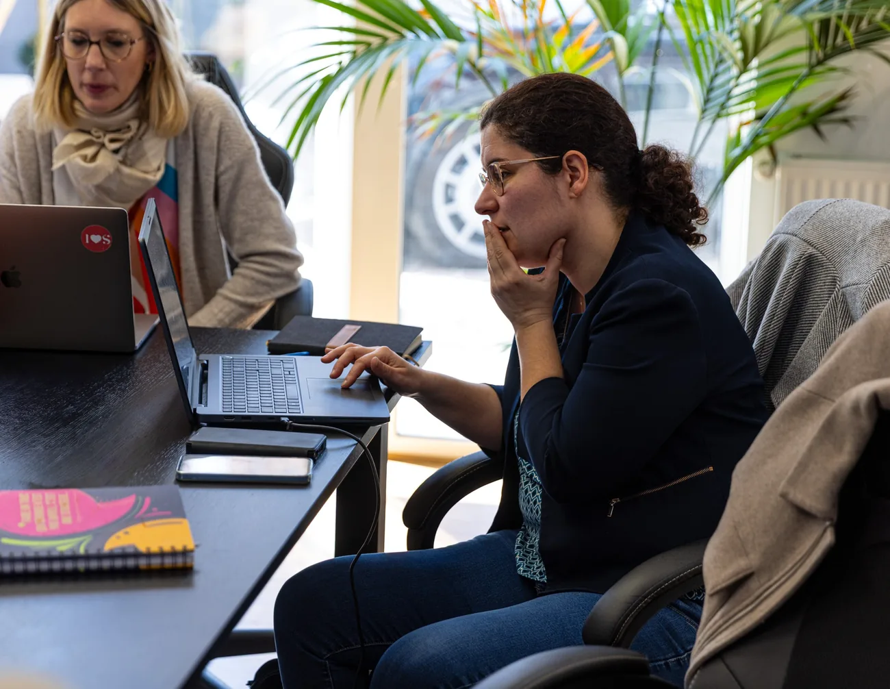 Travail de préparation à l'agence, en amont d'une prise de parole.