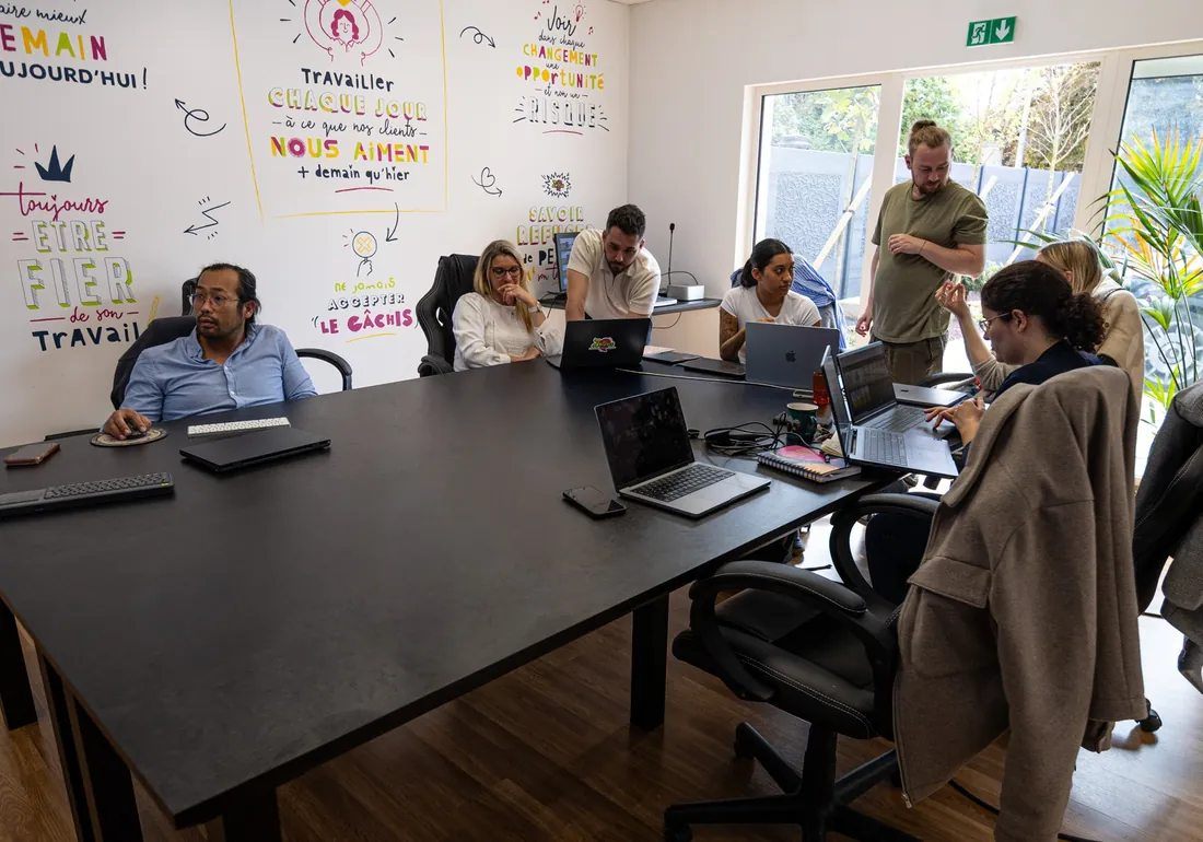 La grande table de formation, chaque participant installé avec son matériel.