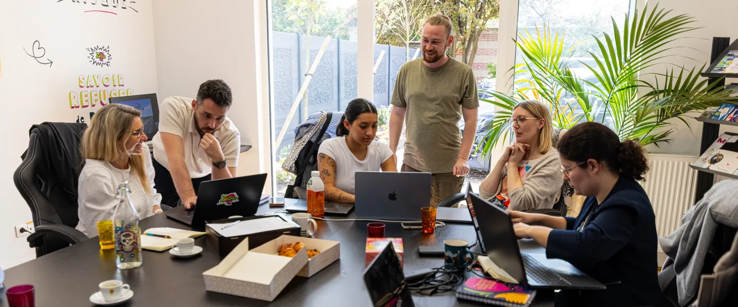 Les participants réunis autour d'un écran pendant l'atelier.