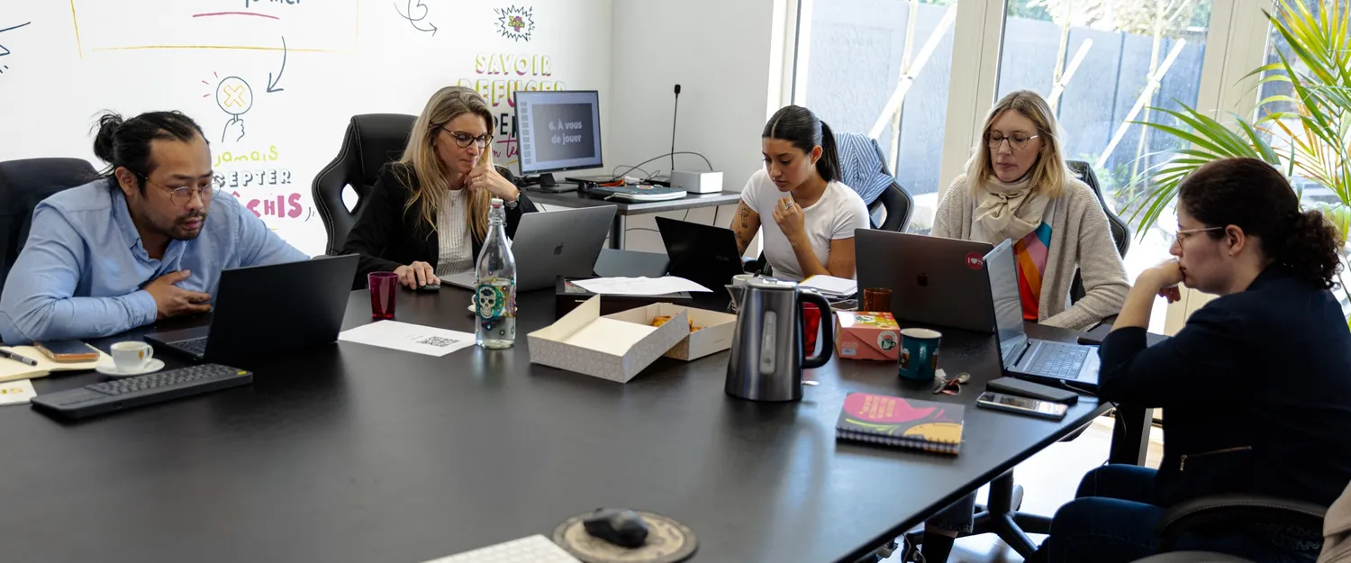 L'équipe de l'agence Zetruc au travail autour de la grande table.