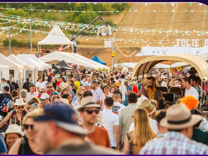 La foule d’une édition de la Route du Champagne en Fête, entre les stands du village.