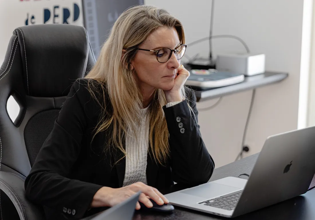 Une participante applique ce qu'elle vient d'apprendre sur son propre projet.