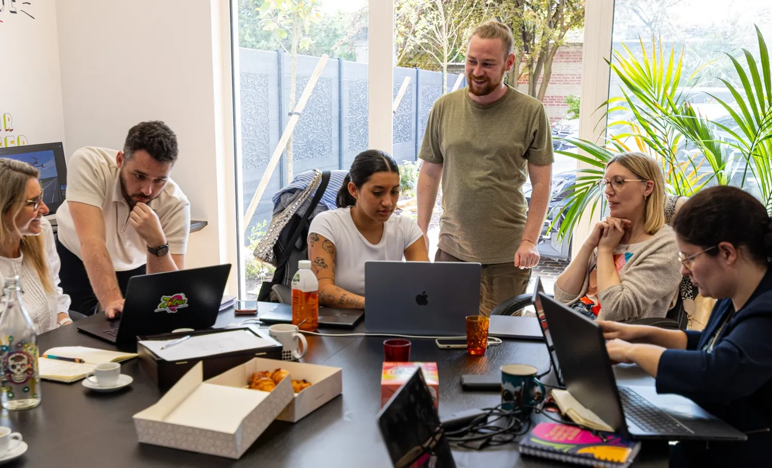 Session de travail éditorial dans les bureaux de l'agence.