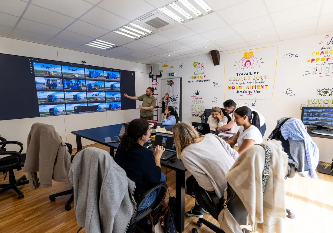 La salle de formation Zetruc, écran mural allumé, les participants installés face à l'écran.