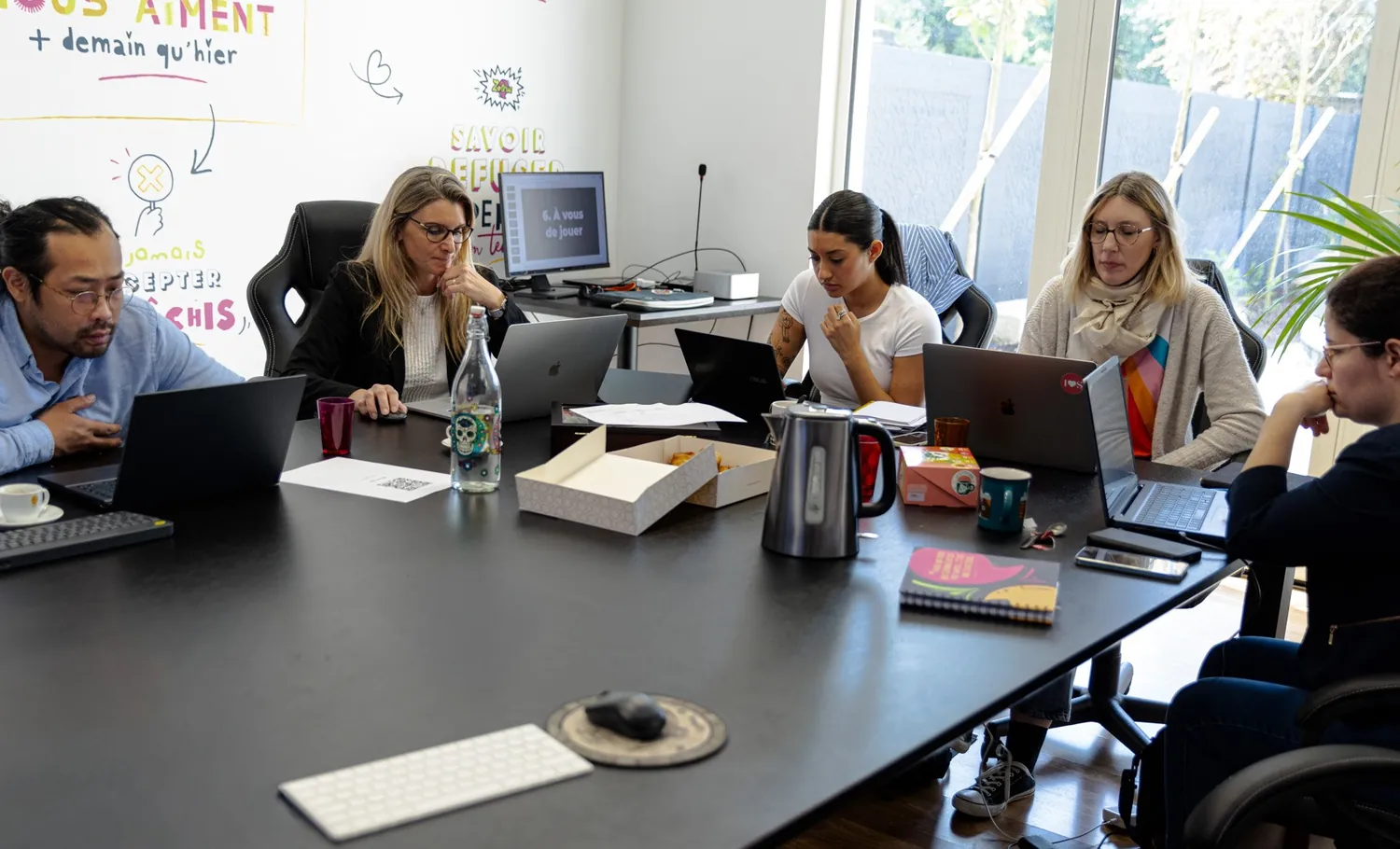 Une session de formation Zetruc autour de la grande table.