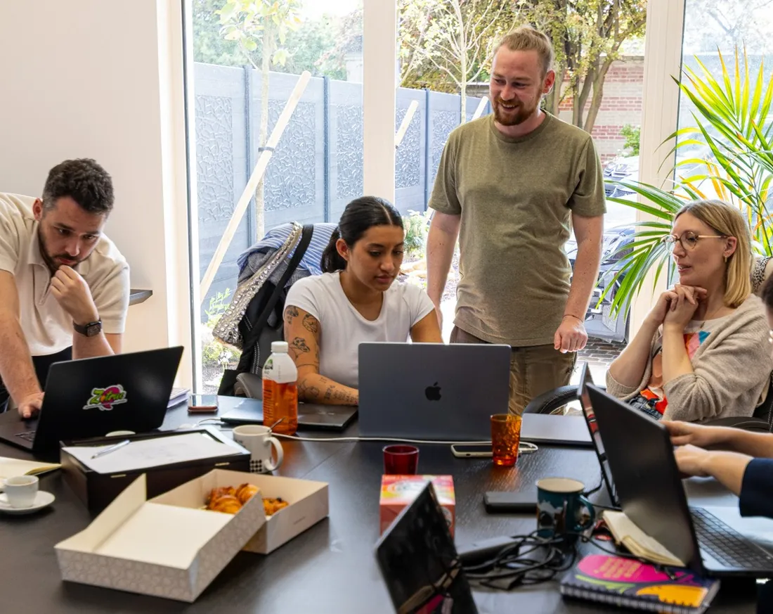 Les participants réunis autour d'un écran pendant l'atelier.