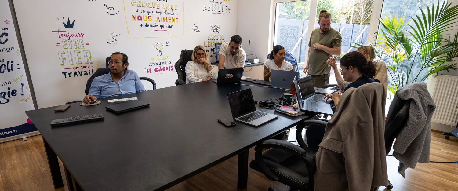 La grande table de formation, chaque participant installé avec son matériel.