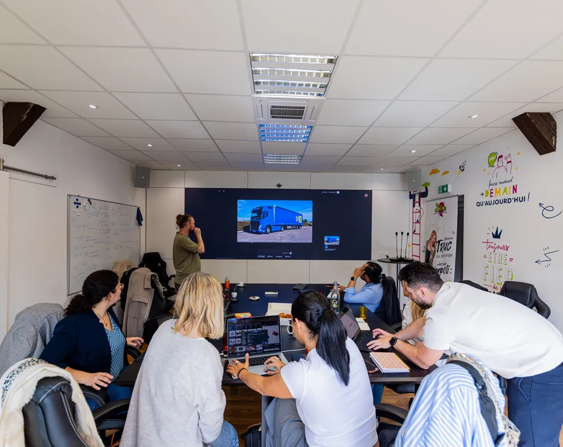 Le formateur circule entre les participants pendant la mise en pratique.