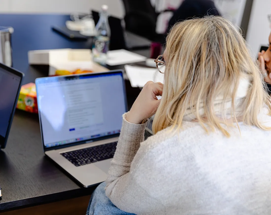 Deux personnes de l'agence analysent des résultats sur le même écran.