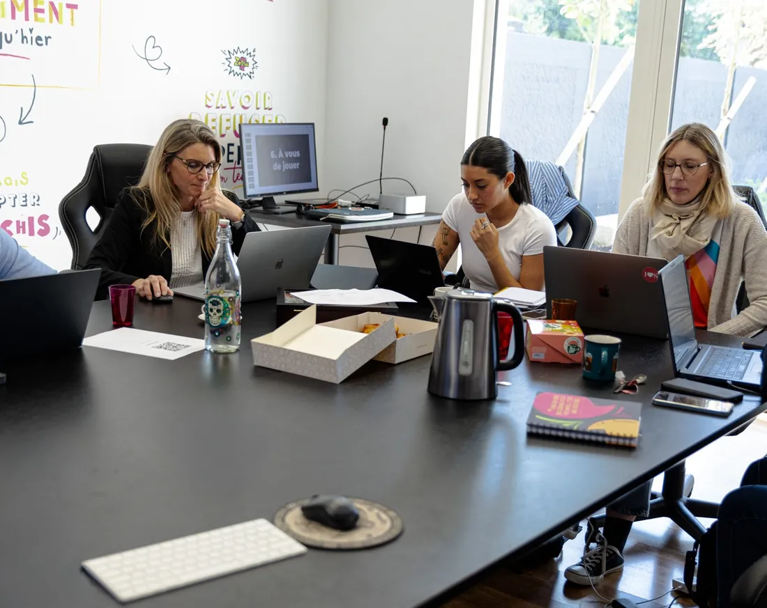Une session de formation Zetruc autour de la grande table.