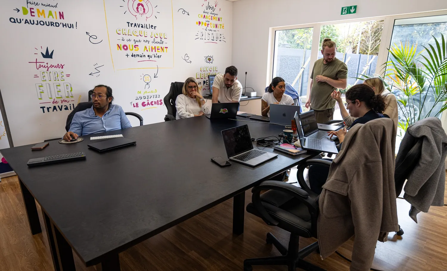 La grande table de formation, chaque participant installé avec son matériel.
