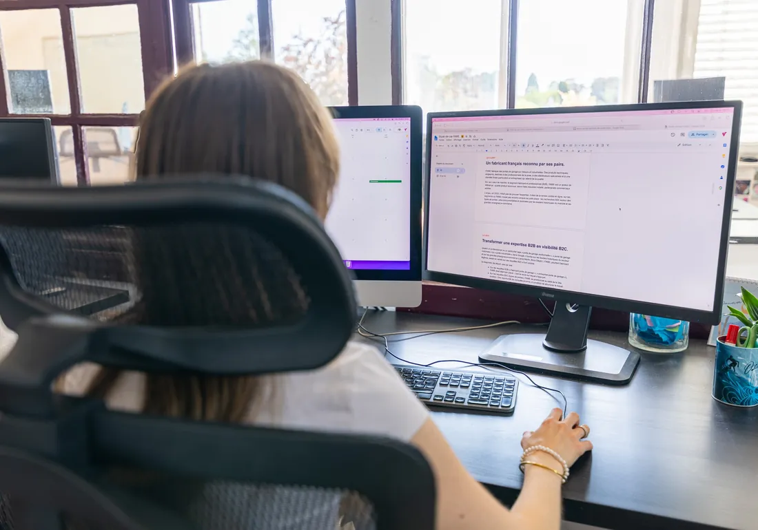 Rédaction et optimisation d'une page dans les bureaux de l'agence.
