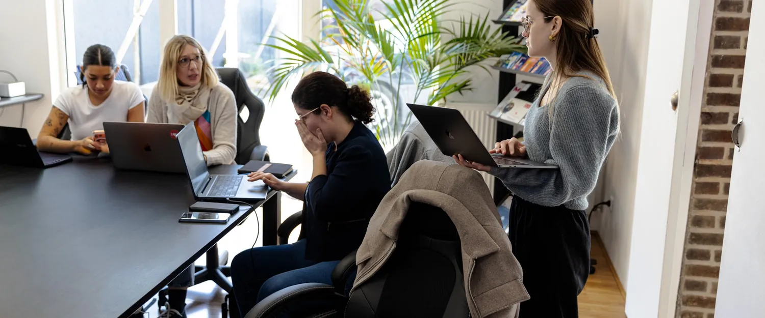 Les participants travaillent en petits groupes dans la salle.