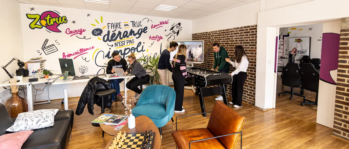 L’open space de l’agence Zetruc rue de Gournay, à Troyes, avec le mur peint aux couleurs de la marque.