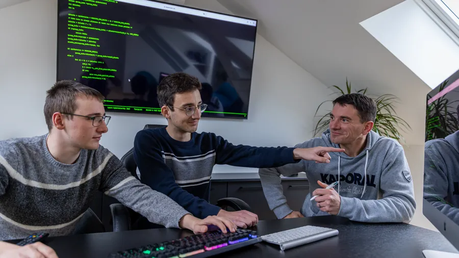 Le pôle cybersécurité de Zetruc au travail dans les locaux de Troyes, devant un écran de supervision.