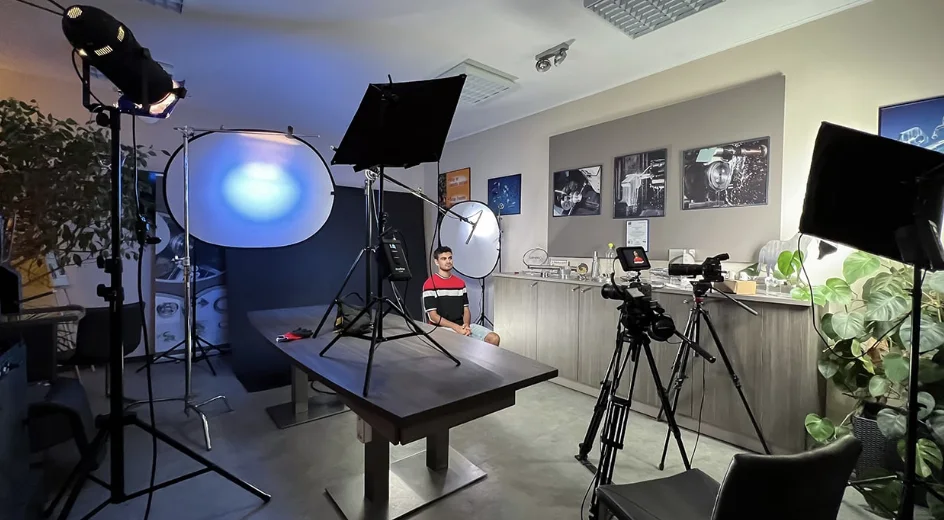 Le plateau du studio : caméra, éclairages et fond en place pour une prise de vue.