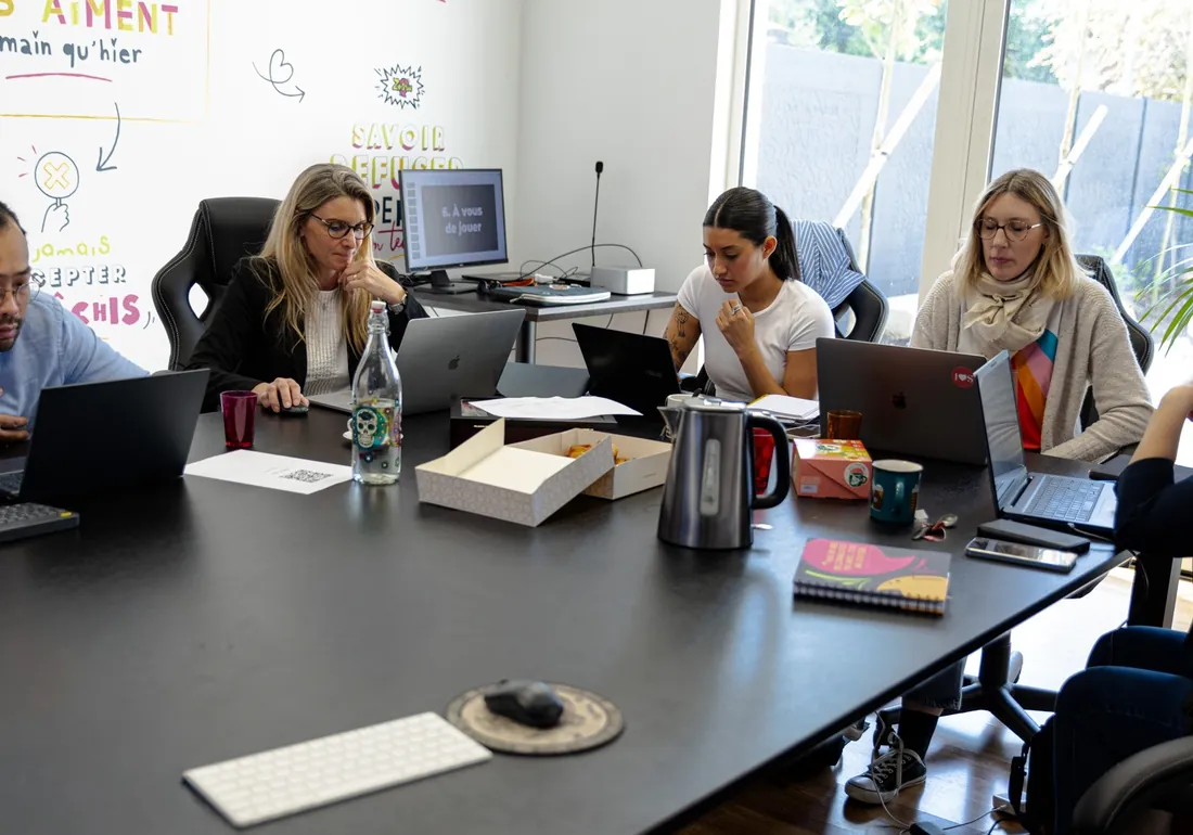 Une session de formation Zetruc autour de la grande table.