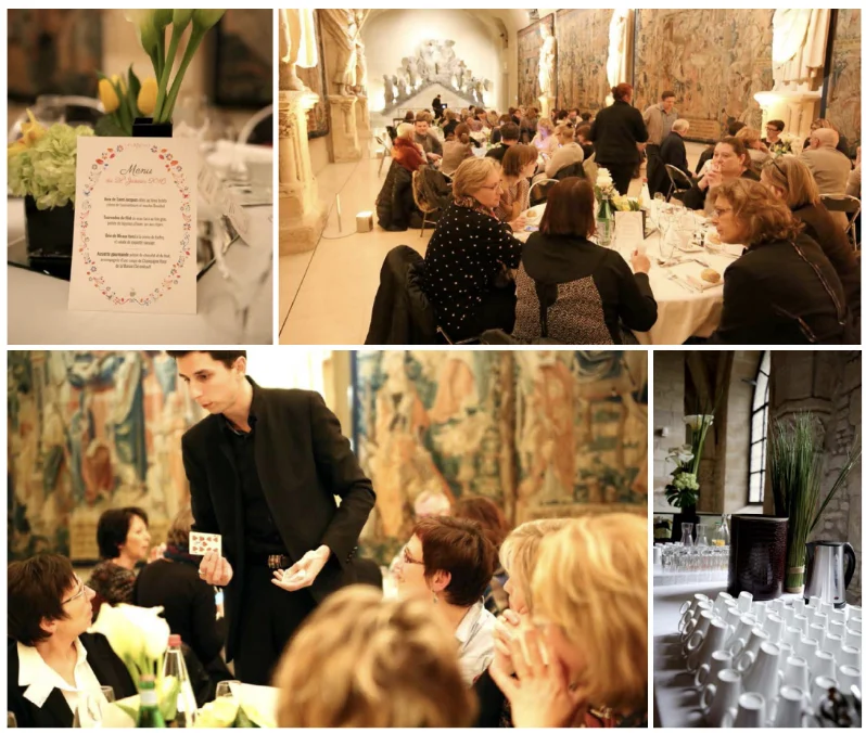 Soirée de gala accompagnée par l'agence : menu imprimé sur table fleurie, salle comble sous les tapisseries, animation en salle.